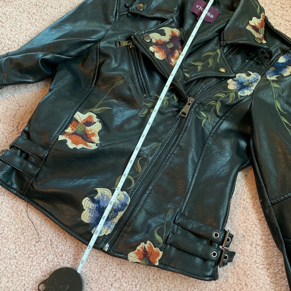 EUC Vigoss floral/stud faux leather jacket. Size M - Picture 8 of 12